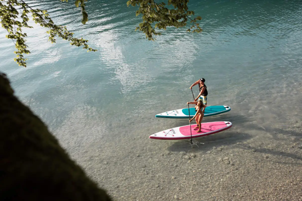Gloryboards pinkes und blaues Trip SUP Board am Wasser
