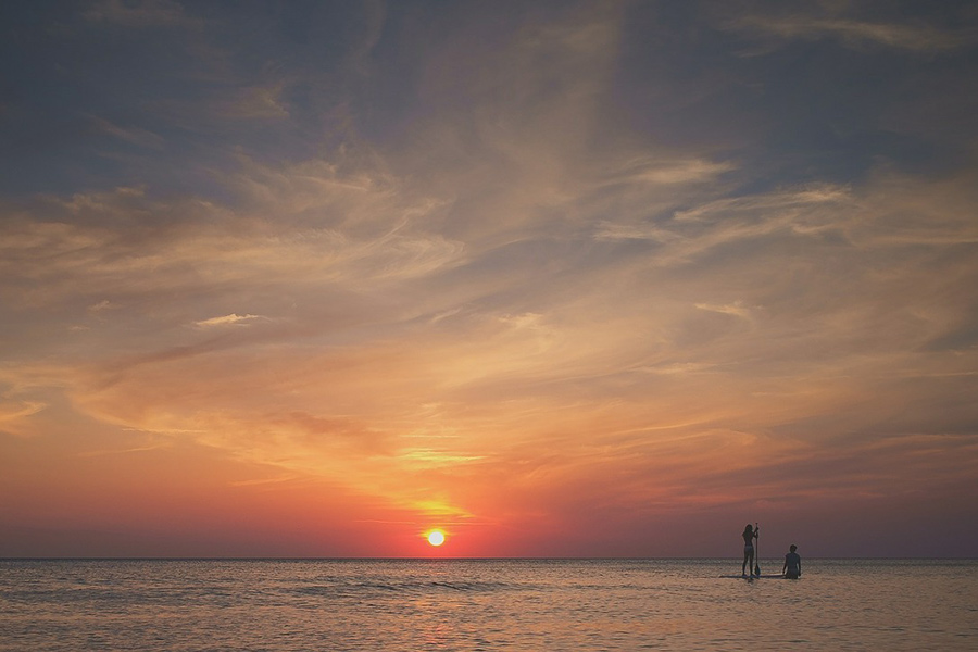 Stand up Paddler beim Sonnenuntergang